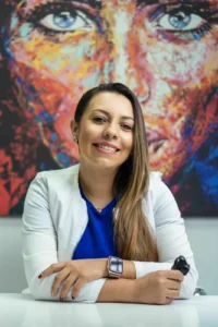 Dra. Carolina Rivera Bedoya sentada en su consultorio